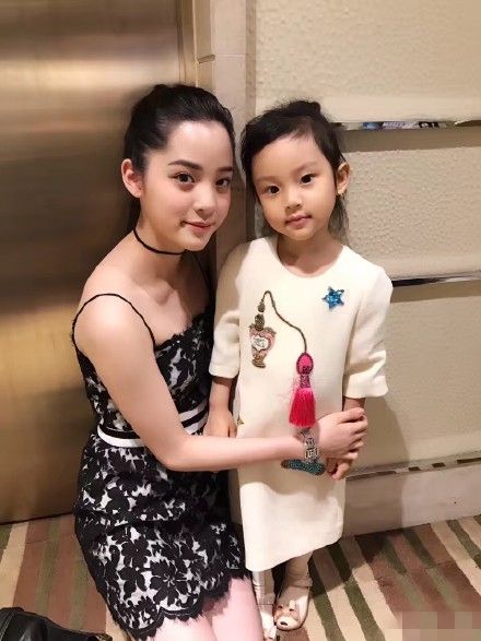 甜馨模仿李小璐跳舞 TFBOYS张艺兴吴亦凡与