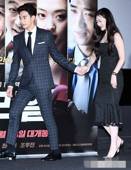 《Real》媒体试映会金秀贤彰显绅士范 牵手雪莉亮相赚足眼球