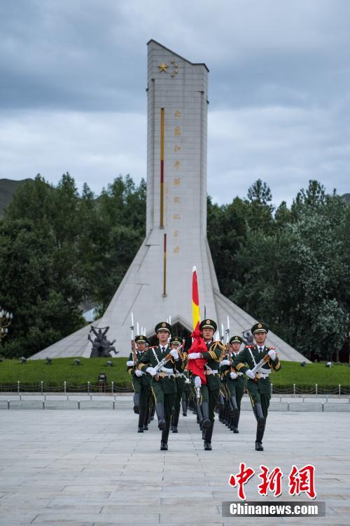 西藏布达拉宫广场举行升旗仪式庆祝建党96周年