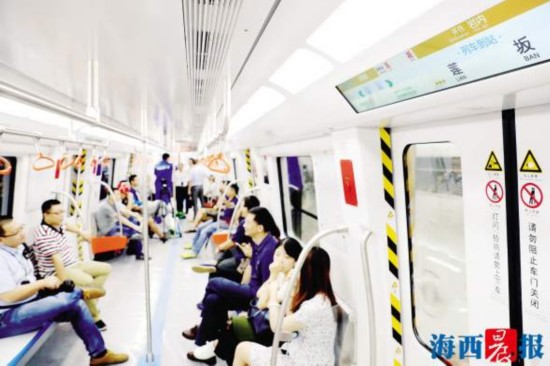 车辆开动后,车厢内的电子显示屏会显示到站信息。晨报记者陈理杰摄 昨日9时8分,随着高崎停车场月检修所接触网隔离开关合闸,厦门地铁1号线最后一个接触网供电分区送电成功,1号线实现全线电通。晨报记者坐上了一辆地铁,列车从高崎站缓缓出发,前往镇海路站,抵达后又原路返回。据悉,此次也是厦门地铁首次在岛内跑了一个来回。 电通是继今年3月12日全线洞通、4月30日热滑成功、5月8日轨通之后,地铁1号线工程建设取得的又一个里程碑节点。它标志着,地铁1号线已由安装阶段全面转入调试阶段。