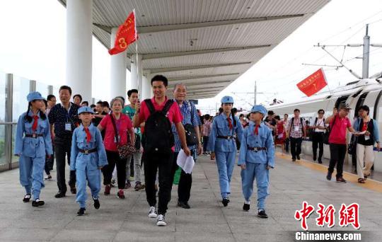 長三角首趟紅色旅游高鐵專列開出創“旅游+鐵路”模式