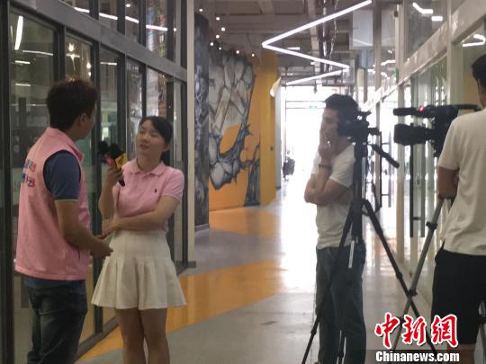 在粵創業台灣青年接受採訪。 孔萍萍 攝