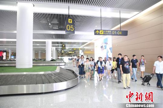 圖為 媒體記者模擬旅客在T3A航站樓乘機的線路逐一參觀。　主辦方供圖 攝