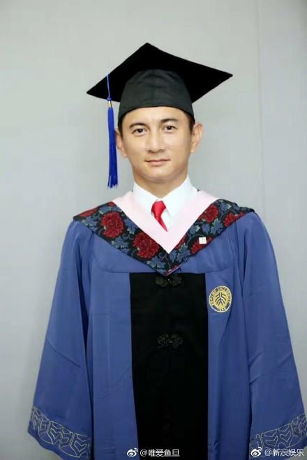 吴奇隆北大毕业 毕业照曝光身着硕士服和同学