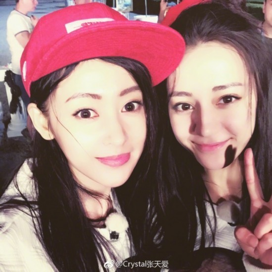 张天爱晒与baby热巴合影 baby比她黑 热巴脸胖