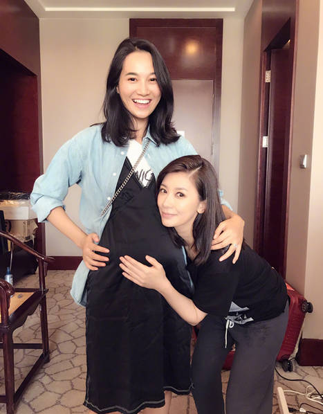 朱丹近照曝光素颜笑容清新 贾静雯手摸准妈妈