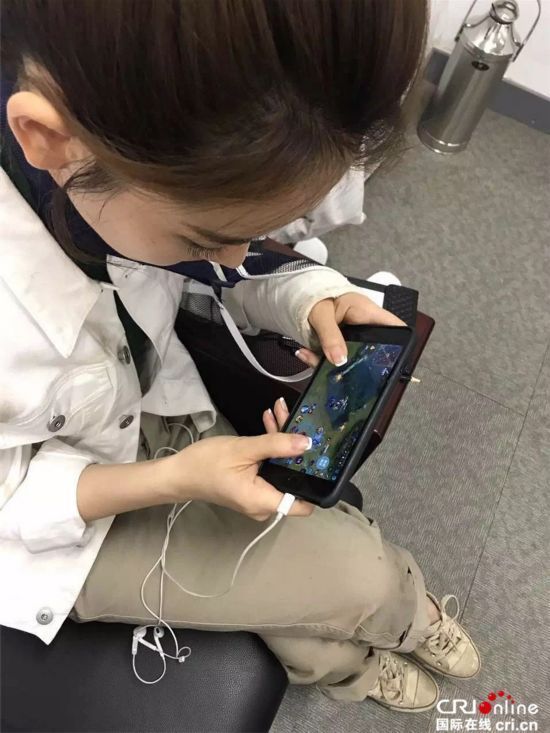 玩游戏太拼!戚薇借一只手打游戏 手残党日常被