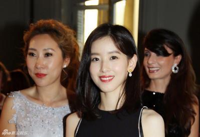 章泽天亮相时装周 辣妈身材纤瘦肤白如雪简直