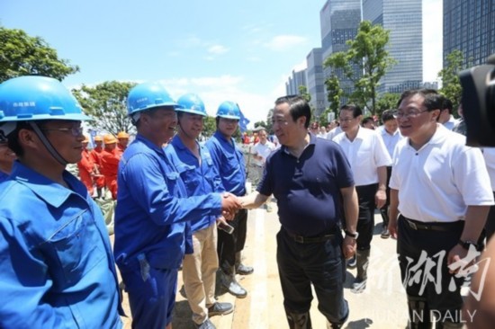 许达哲来到湘江抗洪一线为各界力量加油鼓劲