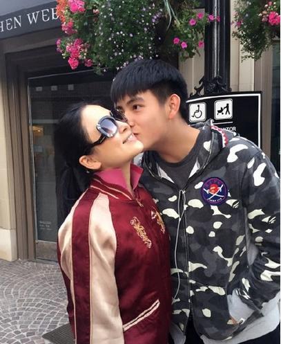 陈红力挺儿子 小帅哥颜值爆棚遗传老妈