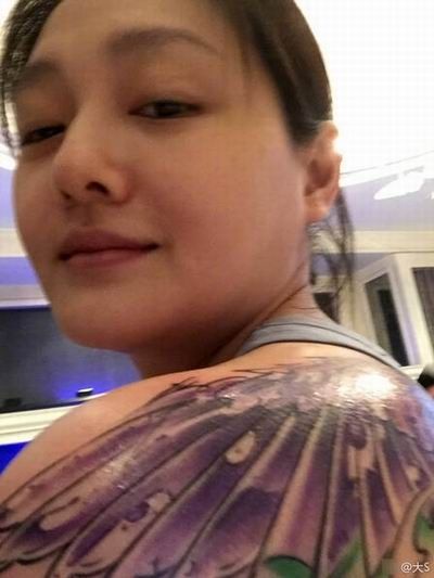 辣妈大S任性追自由 香肩纹大朵刺青直言虽为人