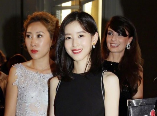 章泽天亮相时装周 一袭黑色修身长裙优雅亮相