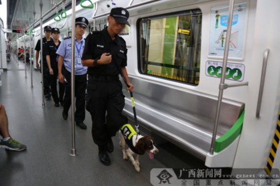 [警察故事五]南宁地铁警察甘当奉献排头兵(图)