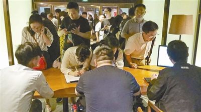 金钱豹被列入经营异常名录近百人门口排队退卡