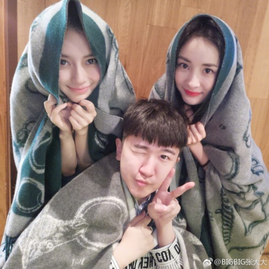 杨幂Angelababy张大大搞怪合拍 比V合影卖萌