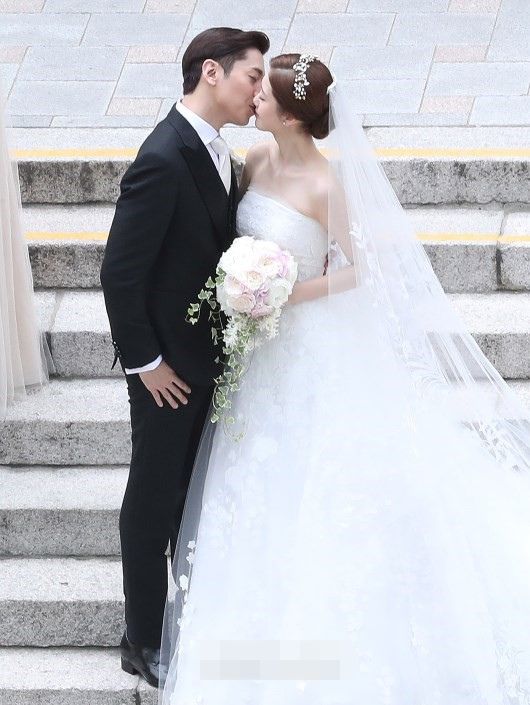 Eric大婚与小12岁新娘罗惠美甜蜜亲吻 神话成