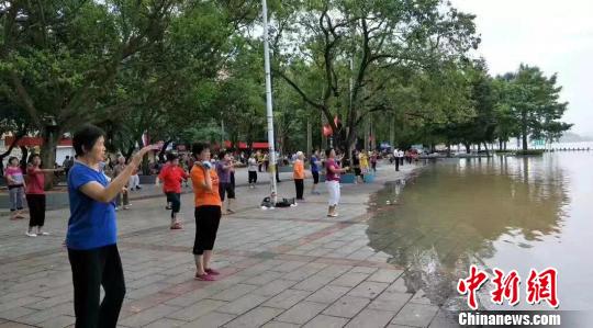 广东民众淡定迎接特大暴雨:水漫脚边照跳广场