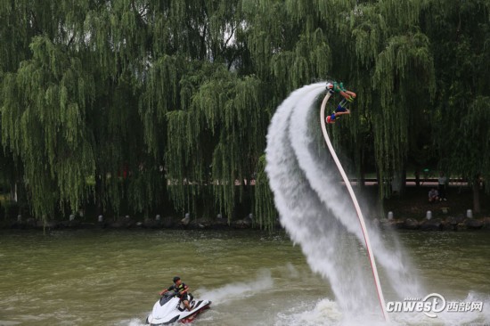 水上飞人现大唐芙蓉园 浪尖起舞令游客惊叹