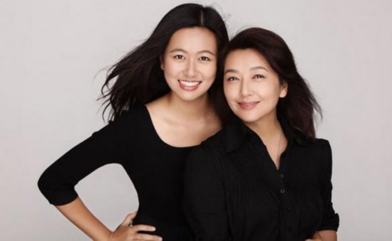 江珊携19岁爱女现身 身材依旧少女同台跨界歌