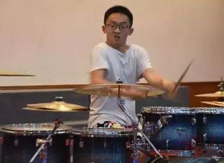 数学才考20分被美国名校录取 男孩用爵士乐敲