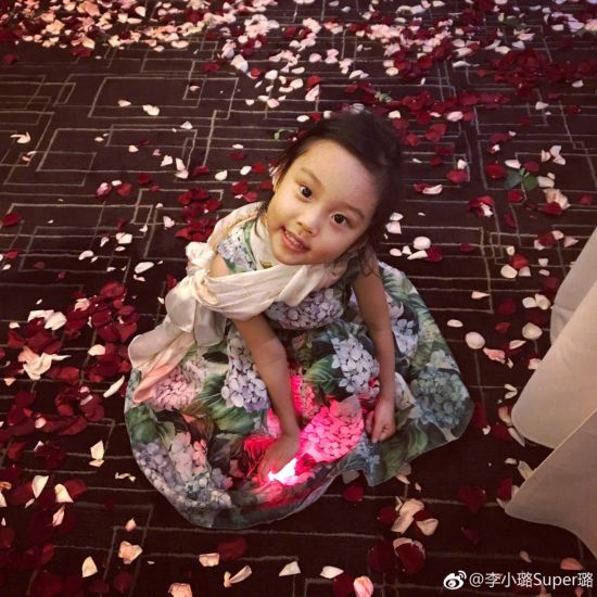 李小璐贾乃亮庆结婚5周年 晒温馨全家福