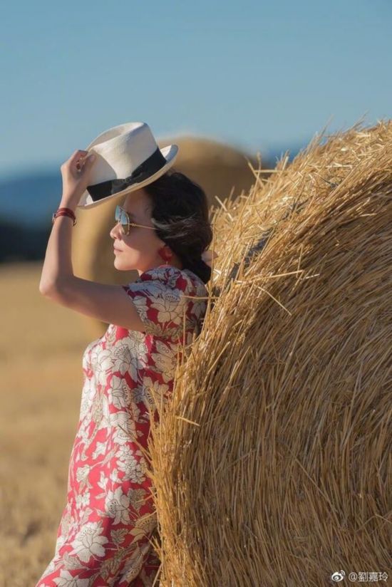 风韵犹存!刘嘉玲意大利晒照 红裙尽显优雅气质