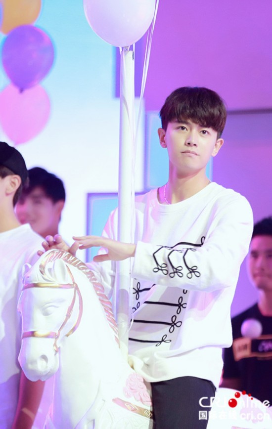 任嘉伦《快乐大本营》现场搞事情!竟与 她 亲密