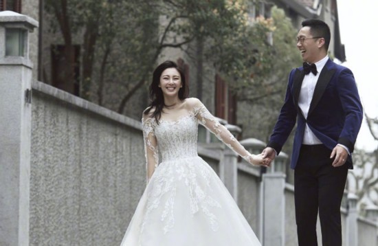 娱悦周刊:张雨绮怀孕 杨采钰陈金飞公开恋情