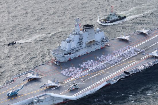 香港你好!辽宁舰访问香港甲板摆出四个大字