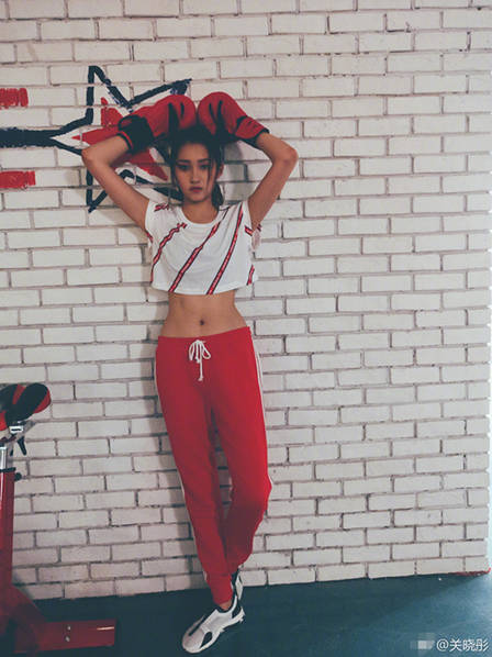 关晓彤晒打拳击运动照 腹肌马甲线抢镜