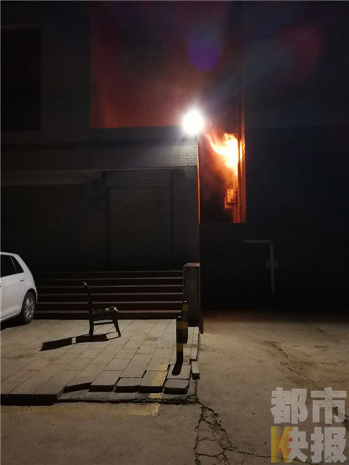 家里起火小孩在家 消防车因通道拥堵进入小区