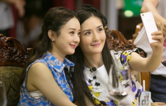 演还珠格格谢娜频笑场 赵丽颖自黑“猪队友”