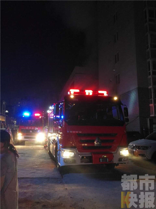 家里起火小孩在家 消防车因通道拥堵进入小区