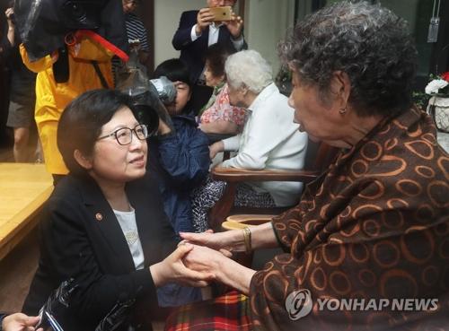 7月10日，韓國新任女性家庭部長官鄭鉉栢訪問位於京畿道廣州市的慰安婦養老院“分享之家”，與慰安婦受害人交談。圖片來源：韓聯社。