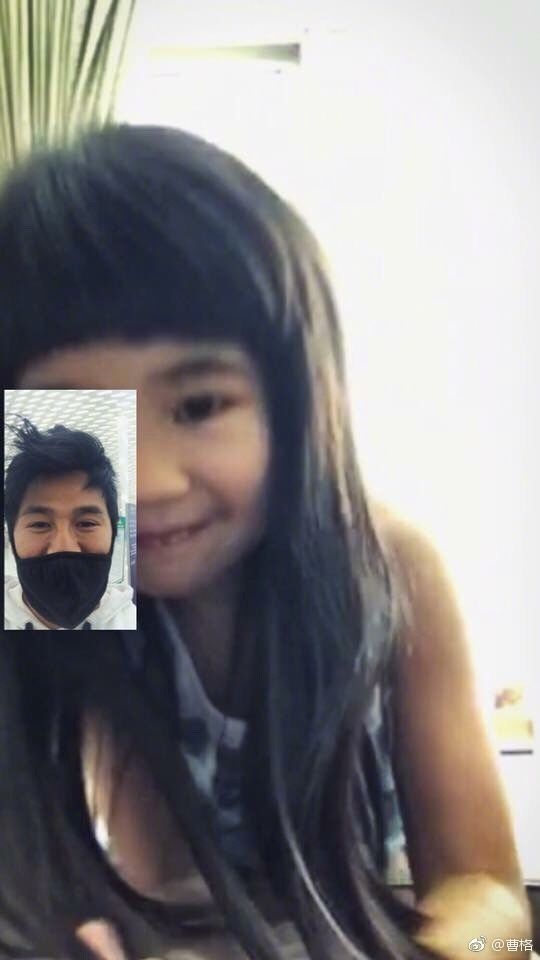 格生日会妻子女儿不在身边 与姐姐视频通话解