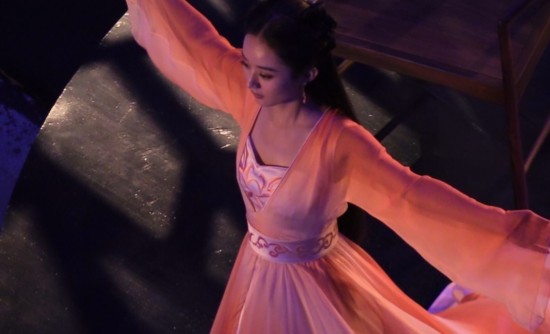 美呆啦!赵丽颖穿古装抱小白兔难道是在扮嫦娥