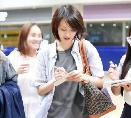 郑爽素颜现身嘴角有烫伤疤痕连眉毛都没画 两