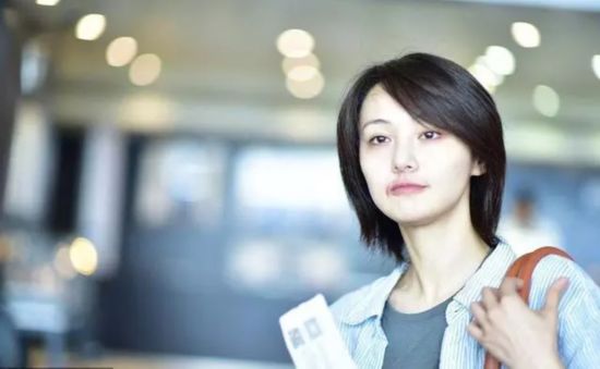 郑爽素颜现身嘴角有烫伤疤痕连眉毛都没画 两