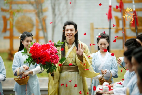 邓伦狂撩赵丽颖 林更新醋意大发吐槽:少吃点饭