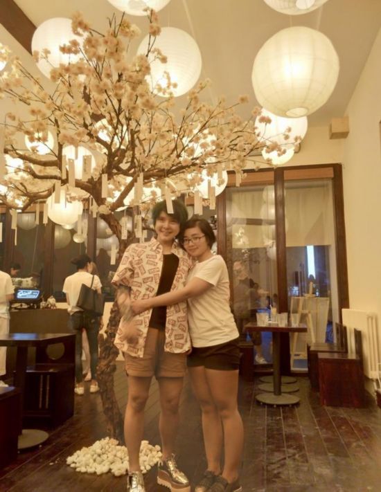 网红鼻祖沉珂近照不敢认!短发搭衬衫像足假小