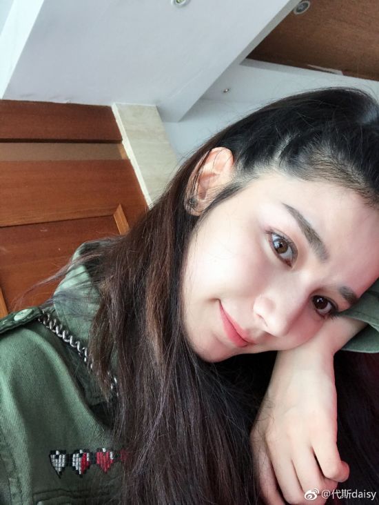 杨幂又签一名新疆女孩 代斯私照曝光漂亮又有才