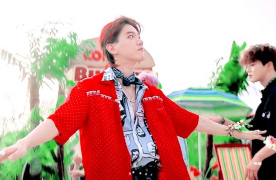 EXO新专辑伯贤个人预告公开 戴美瞳画彩绘造