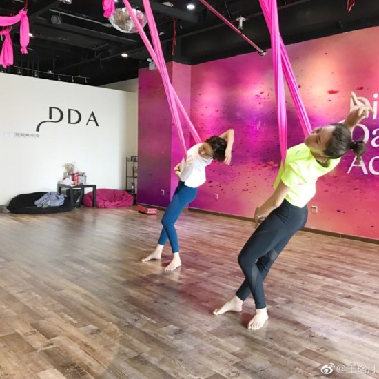 王珞丹练空中瑜伽姿势优美 悬空倒立轻盈柔韧