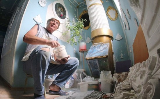 乌克兰退休老人花16年时间装饰公寓楼梯 华美