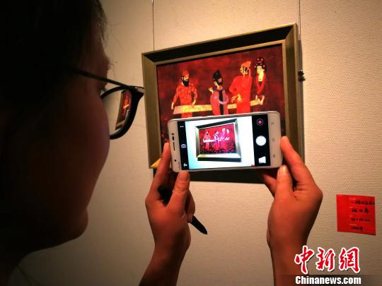 青海推“夏夜美术馆”：纳凉兼修心(组图)