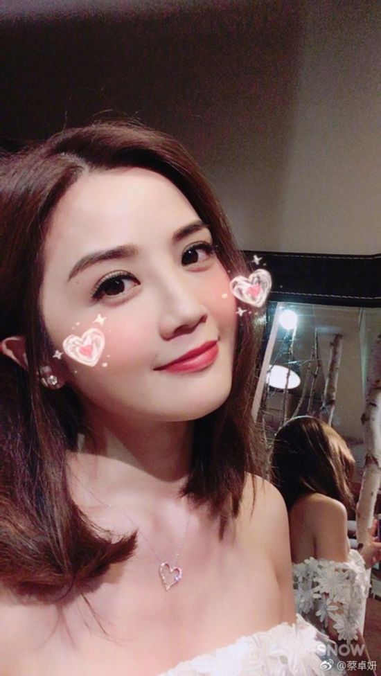 阿SA蔡卓妍秀可爱自拍恋爱之后越来越甜美