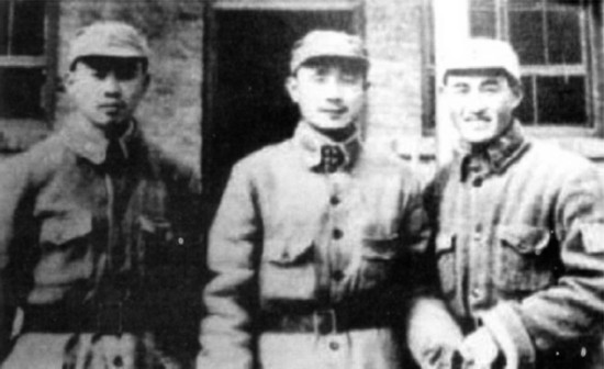 陳宗堯（中）和戰友在南泥灣