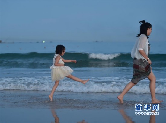 (社会)(3)海边戏水 享受清凉