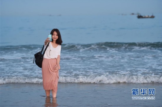 (社会)(1)海边戏水 享受清凉