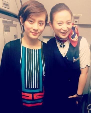 明星和空姐合影:赵丽颖脸真小 董洁显老